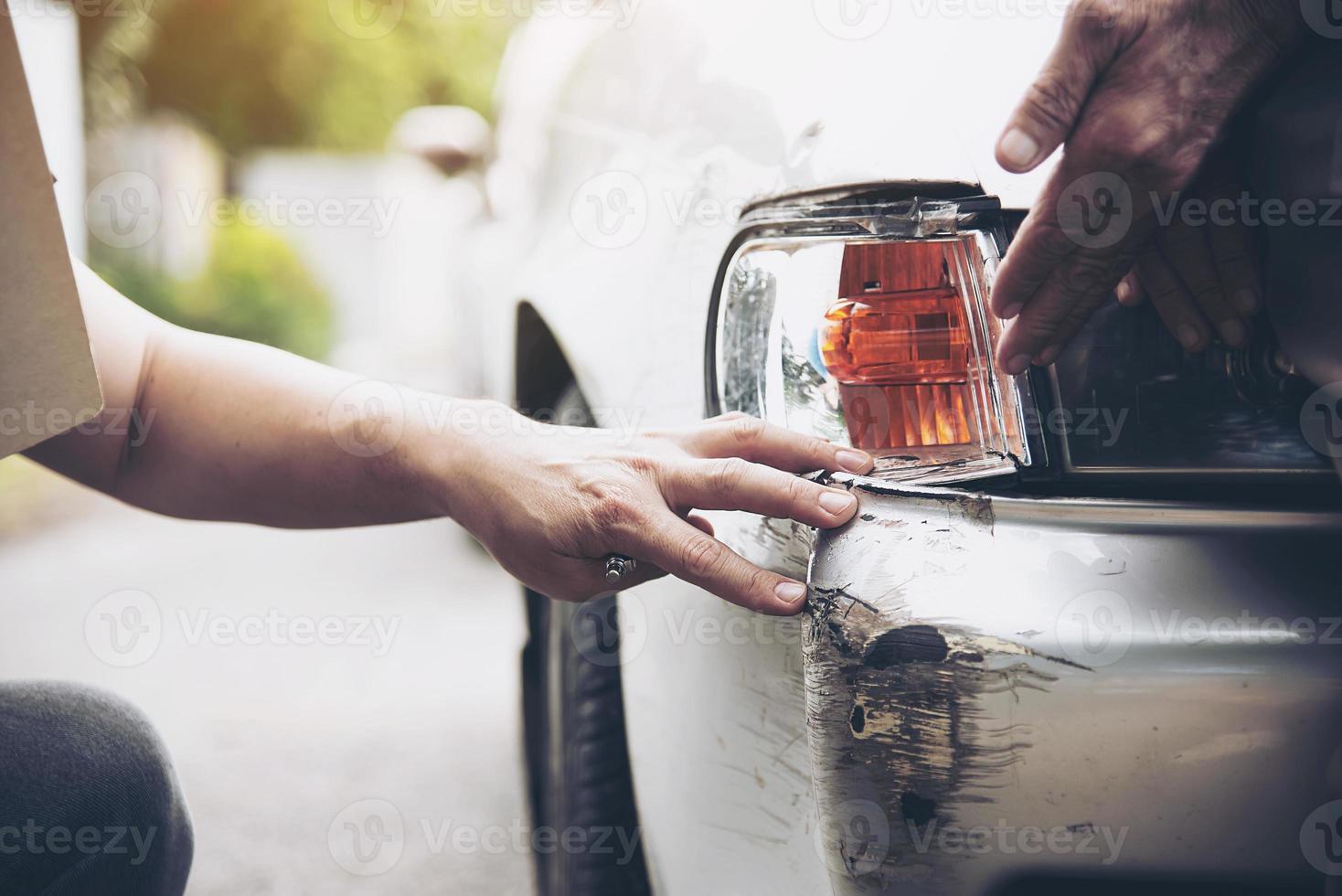 agente de seguros que trabalha durante o processo de reclamação de acidente de carro no local - conceito de reclamação de seguro de pessoas e carros foto