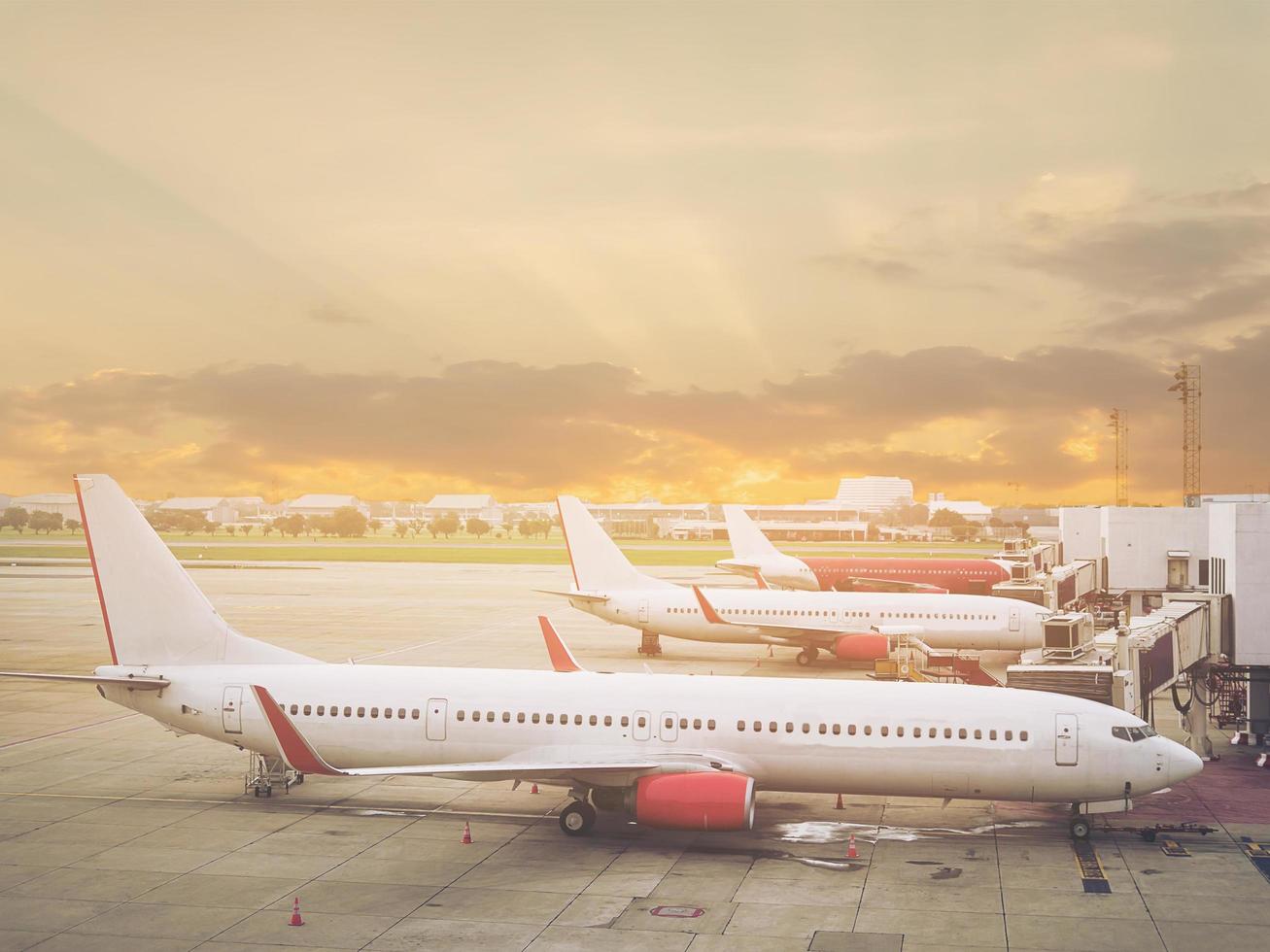 estacionamento de avião no aeródromo do aeroporto foto