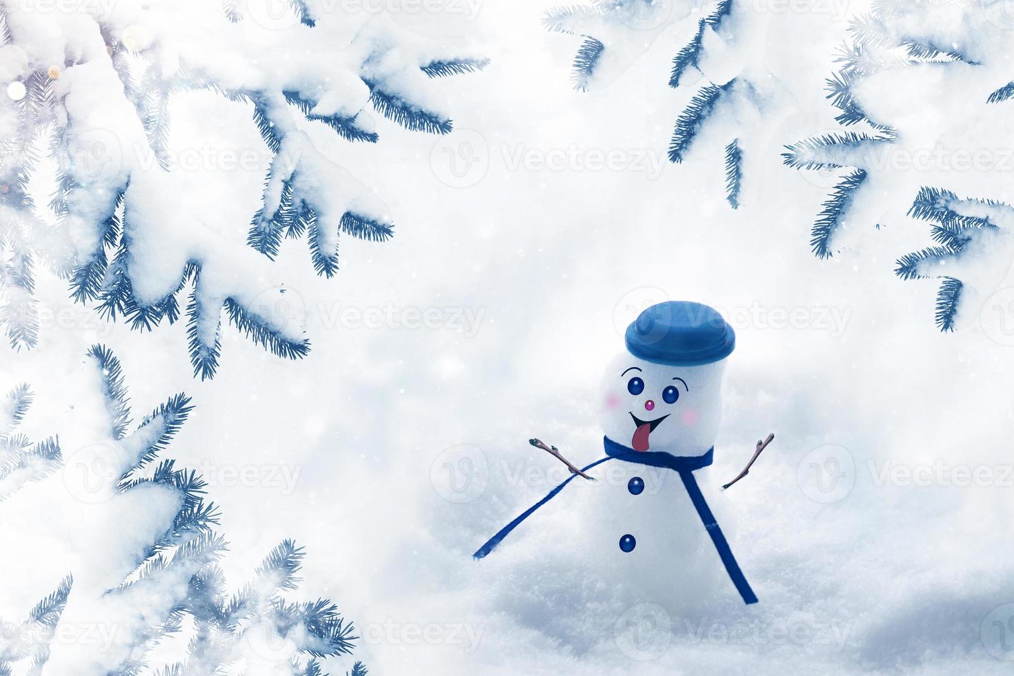 boneco de neve feliz. paisagem de inverno. feliz natal e feliz ano novo cartão foto