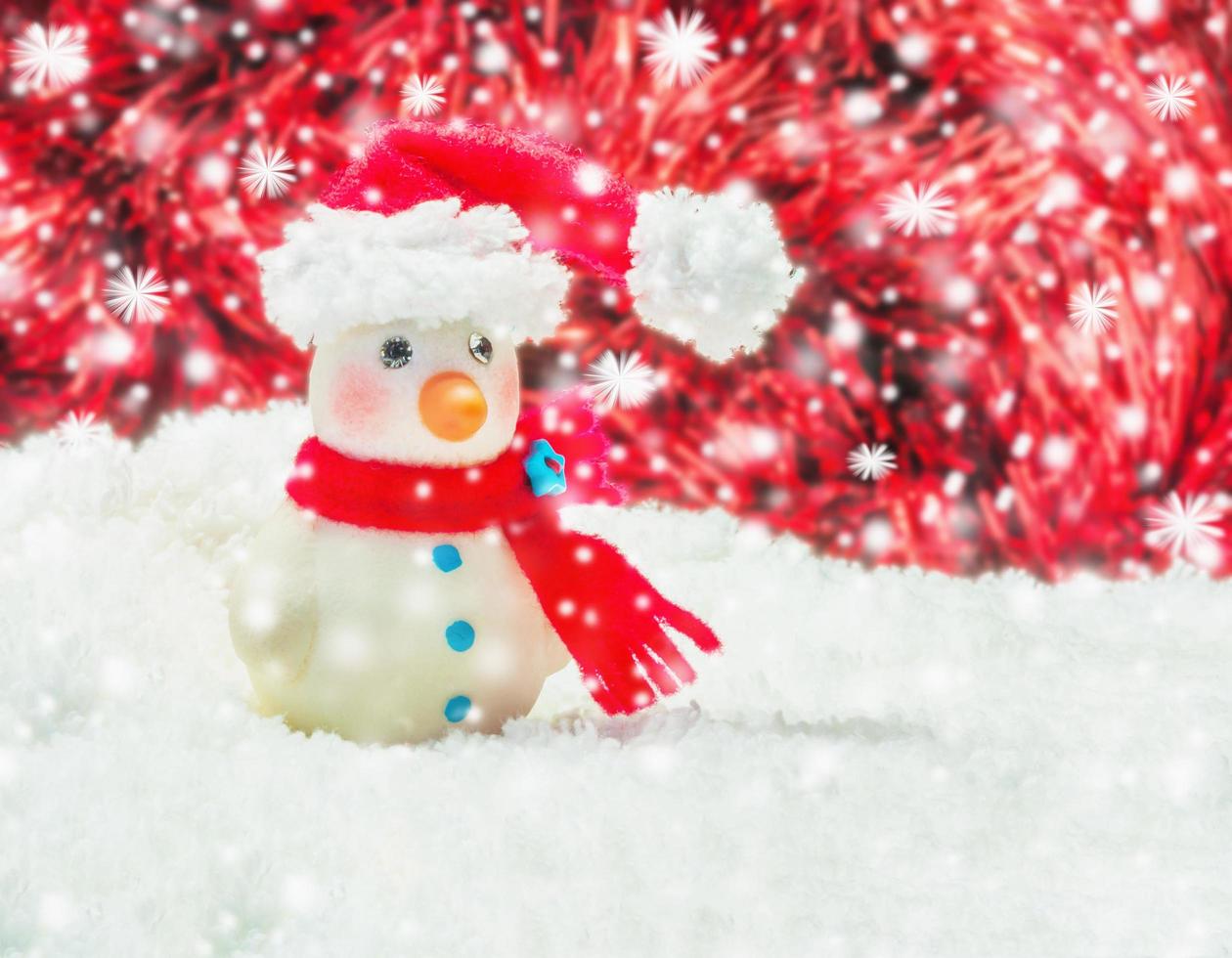 homem de neve sobre fundo vermelho e branco desfocado para decoração de ano novo de natal foto