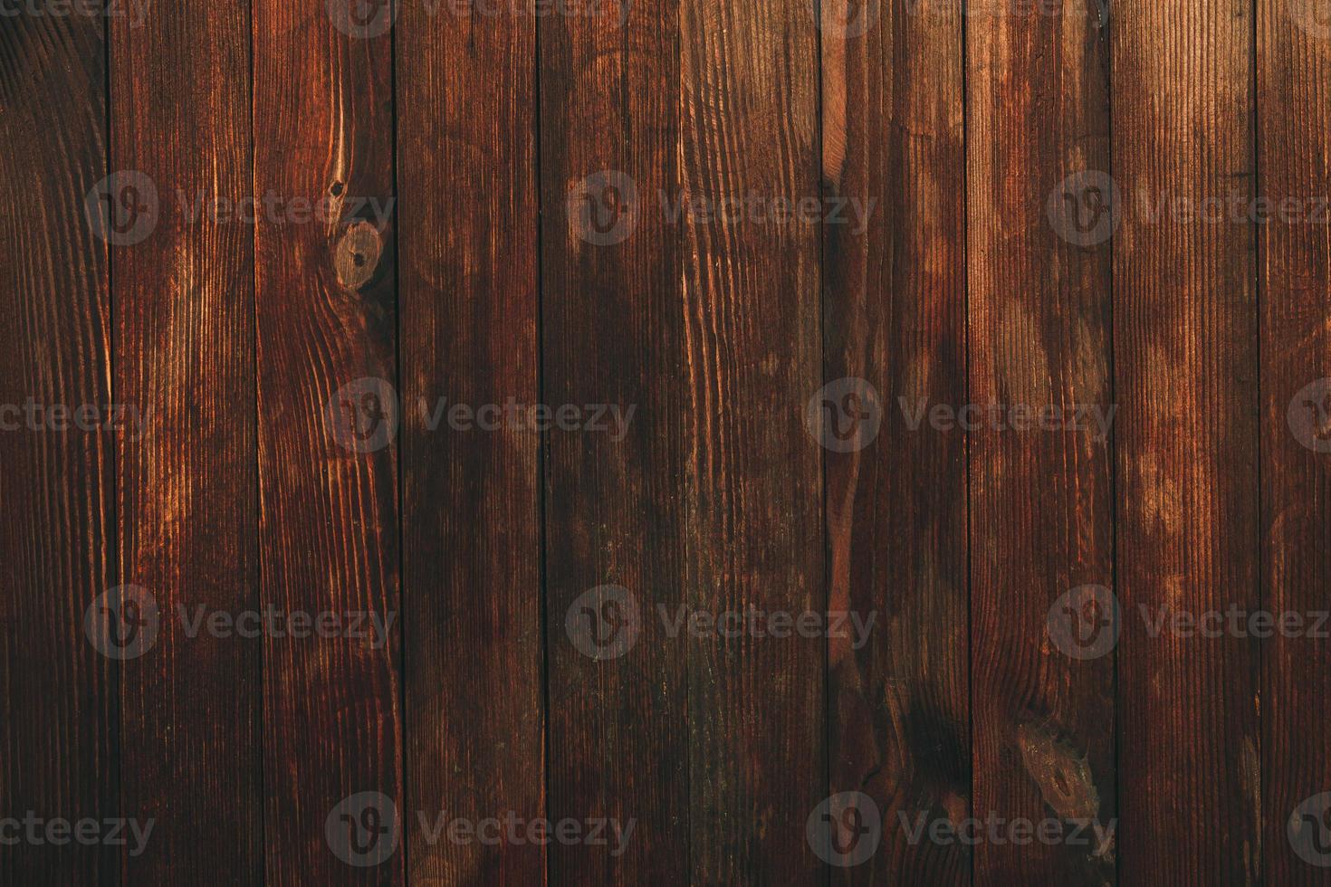 textura de fundo de madeira marrom vintage com nós e furos de prego. parede de madeira pintada velha. abstrato marrom. placas horizontais escuras de madeira vintage. vista frontal com espaço de cópia foto