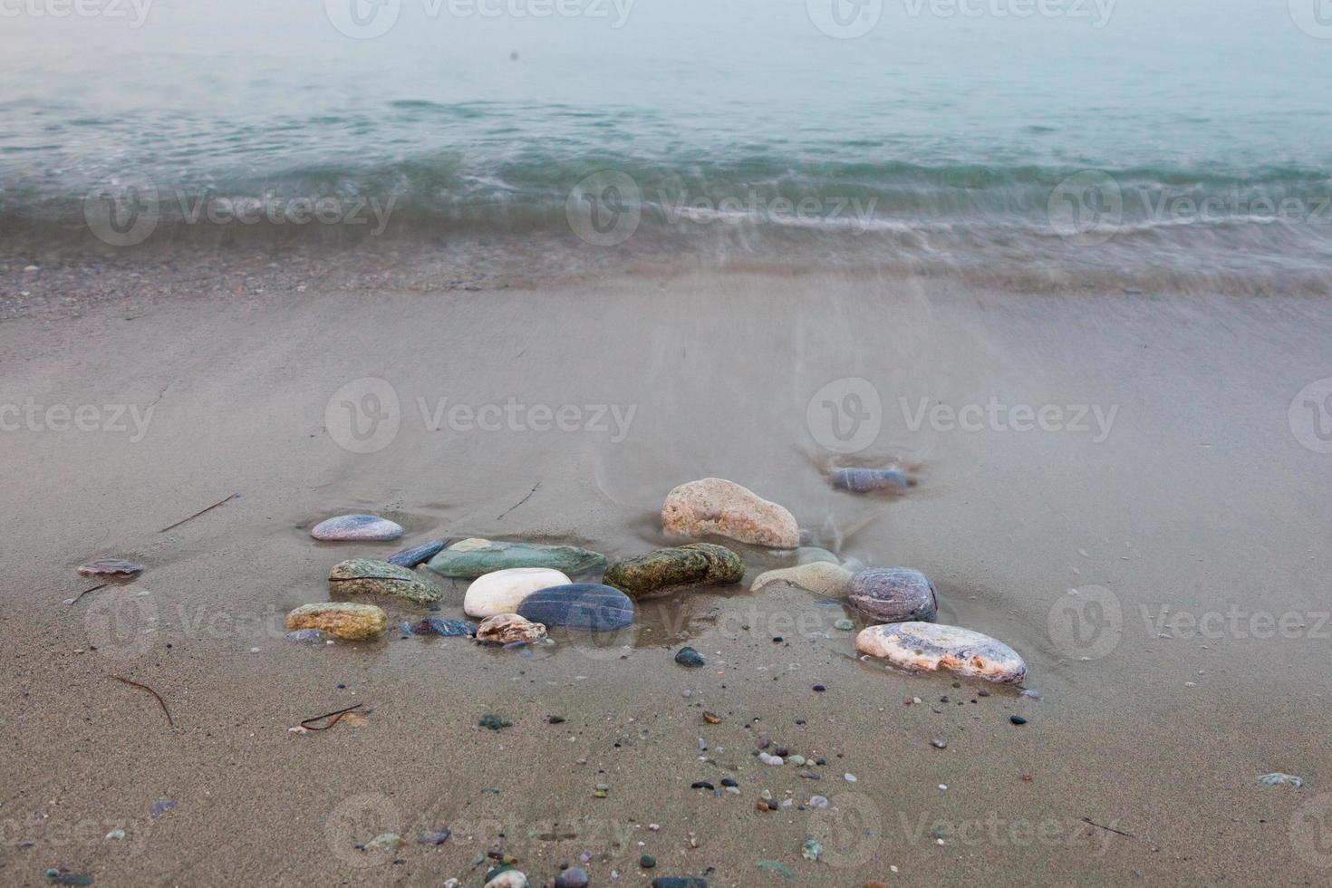 bela paisagem com natureza e mar na grécia foto