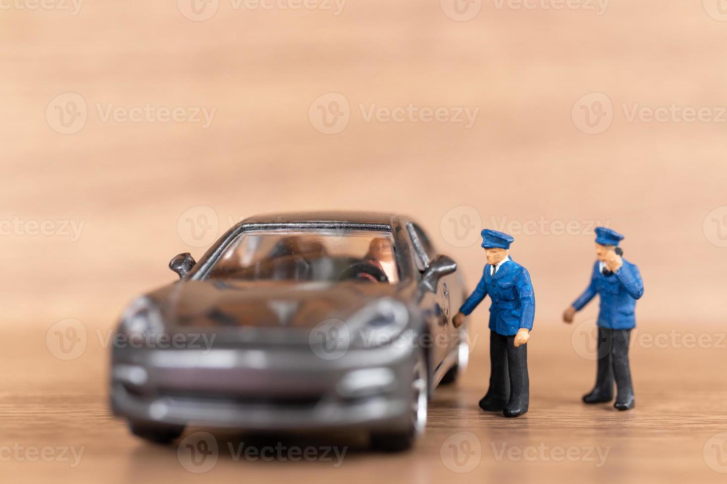 senhoras em miniatura em seu carro solicitando assistência policial foto