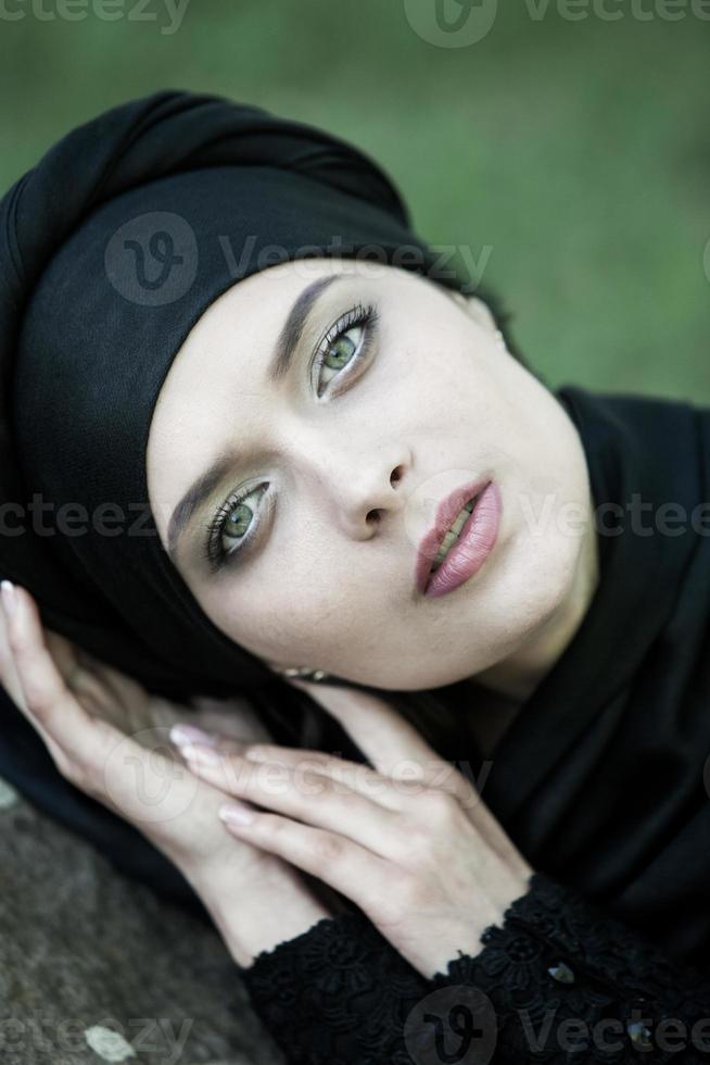 retrato de uma linda mulher muçulmana. jovem mulher árabe em hijab. foto