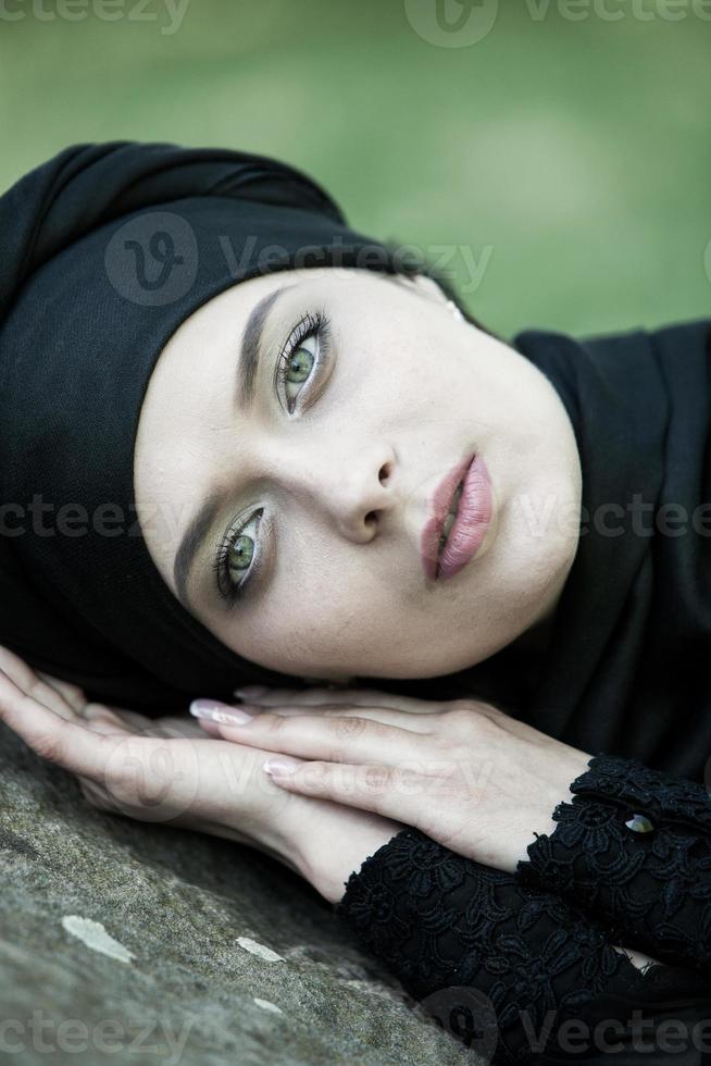 retrato de uma linda mulher muçulmana. jovem mulher árabe em hijab. foto