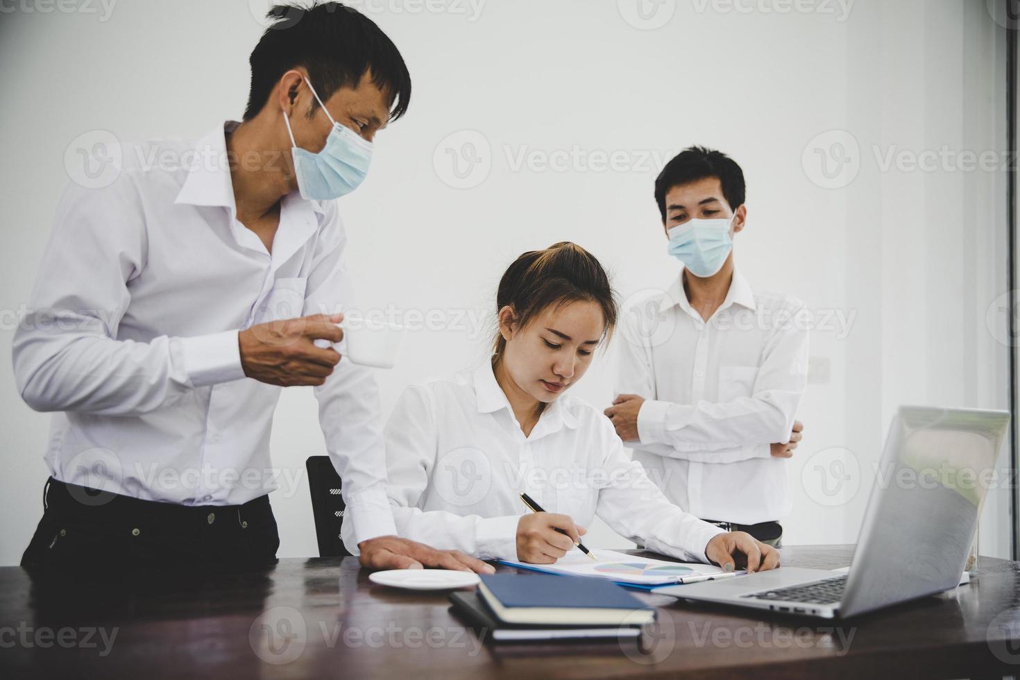 pessoas de negócios do grupo têm uma reunião foto