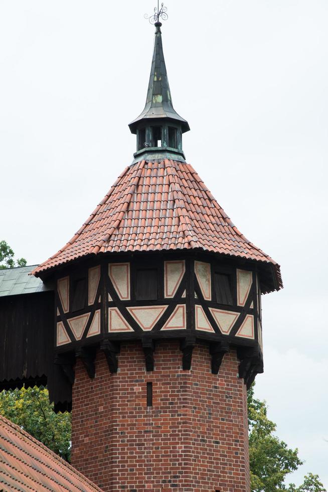 close-up de uma das torres do castelo de malbork. Polônia foto