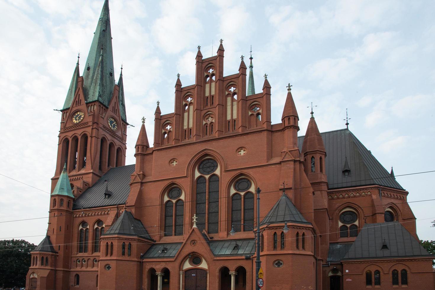 ângulo de visão da igreja de saint catherine, em torun, polônia foto