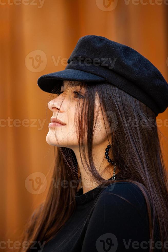 linda garota europeia branca com poses de pele limpa na rua da cidade foto