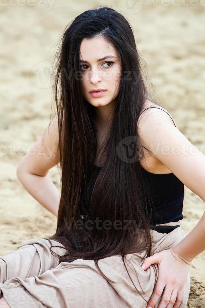 linda garota europeia branca com poses de pele limpa na rua da cidade foto