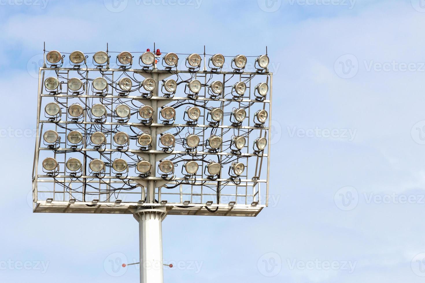 torre de holofotes do estádio foto