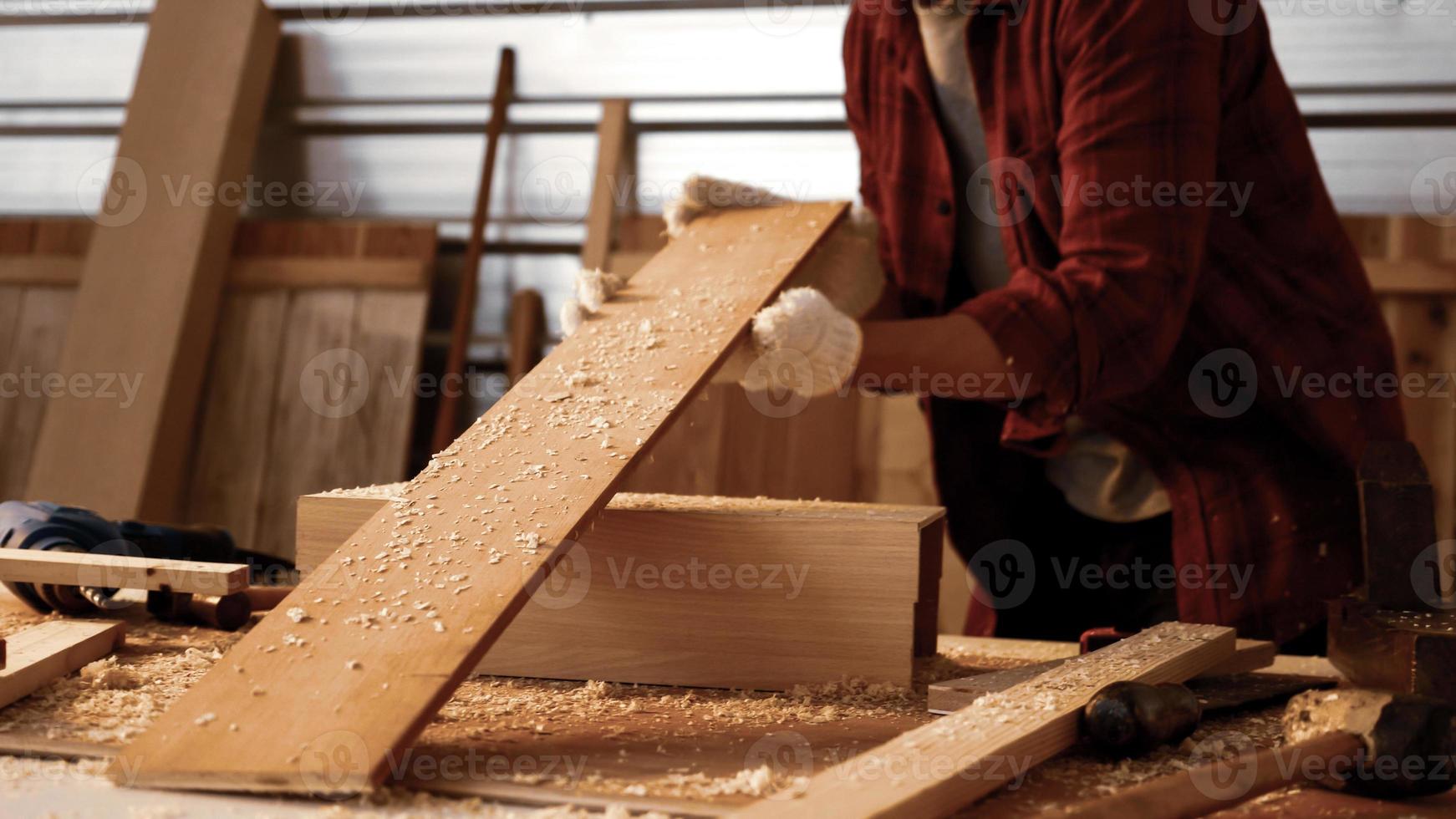 carpinteiro segurando pedaços de tábua no local. foto