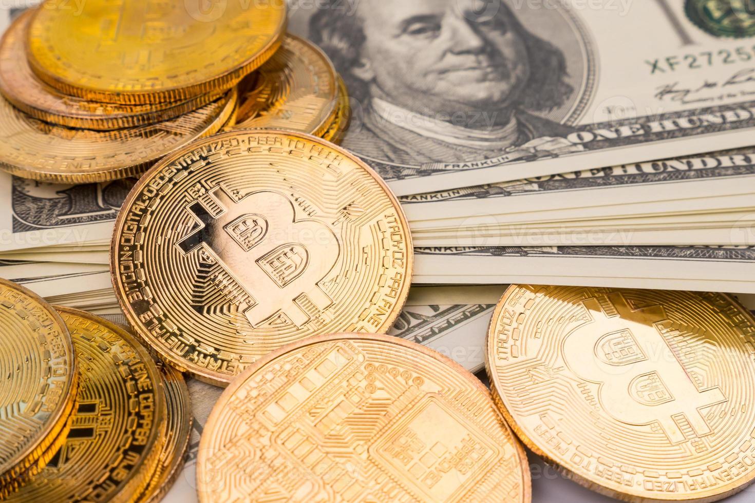 bitcoins dourados de novo dinheiro digital em notas de cem dólares. foto