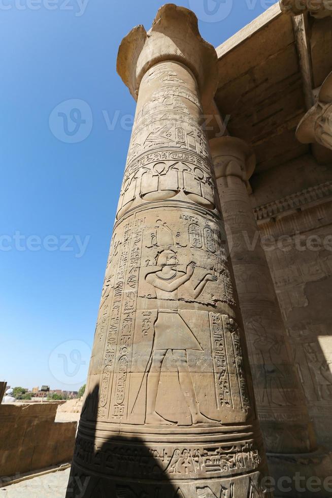 coluna no templo de kom ombo, aswan, egito foto