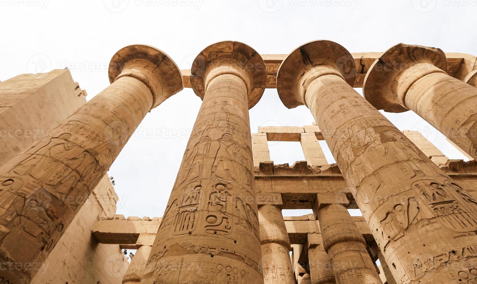 colunas no salão hipostilo do templo de karnak, luxor, egito foto