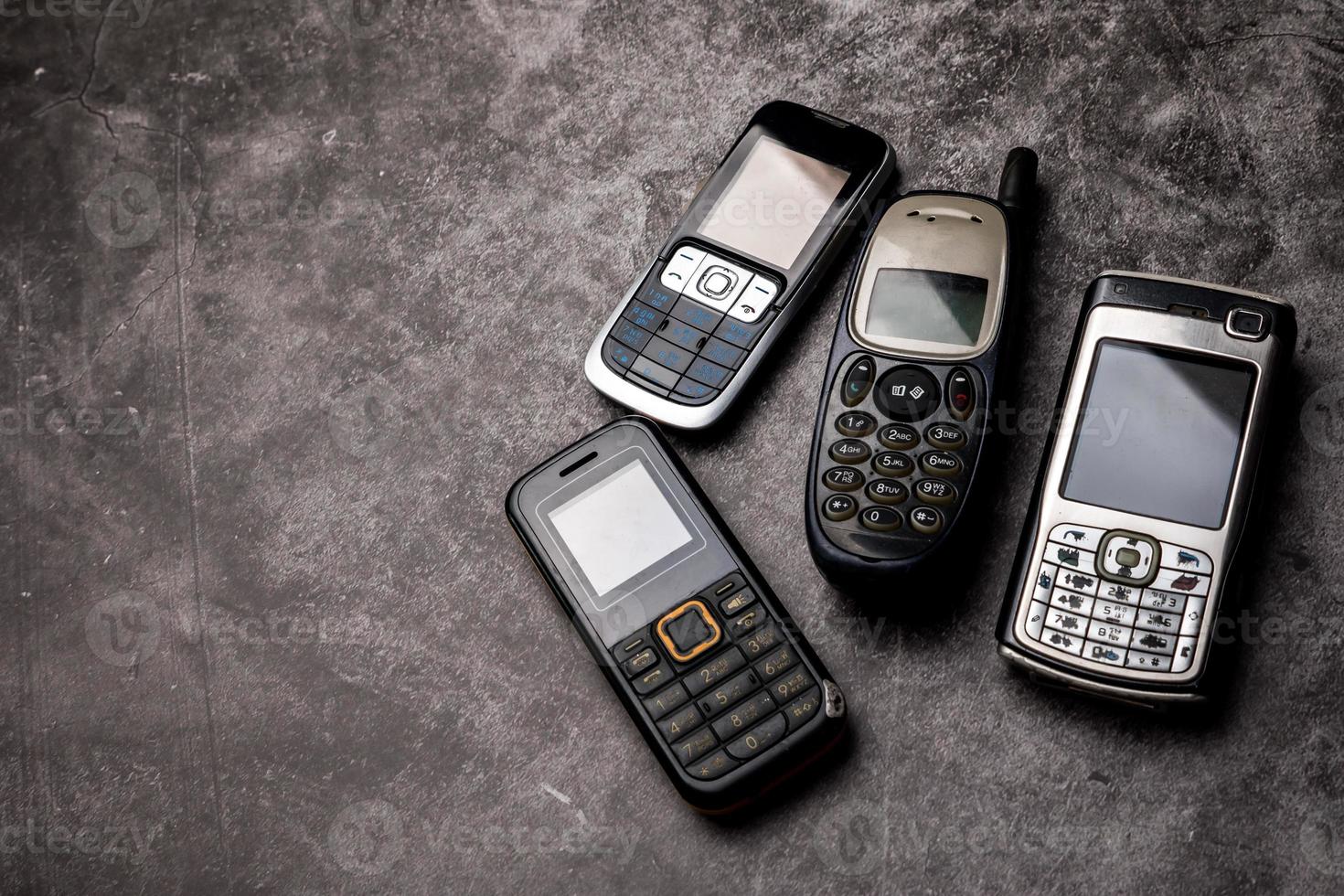 muitos celulares obsoletos em um fundo grunge. foto