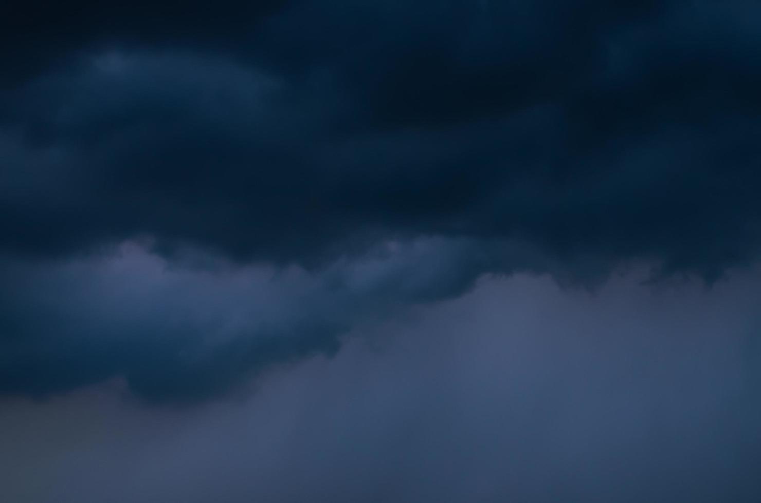 nuvem escura e céu quando tem tempestade e chuva na estação das monções. foto