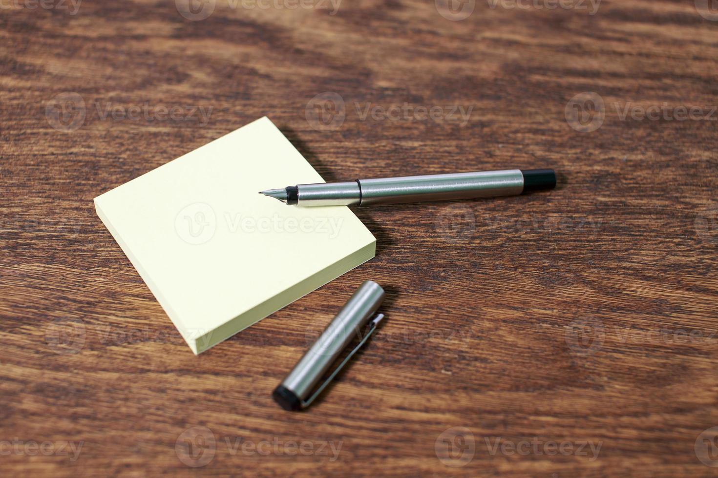 papel e lápis em cima da mesa de madeira. fechar-se. foto