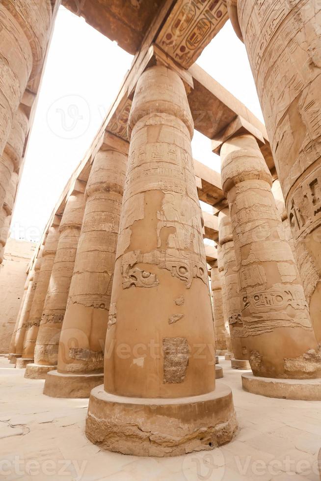 colunas no salão hipostilo do templo de karnak, luxor, egito foto