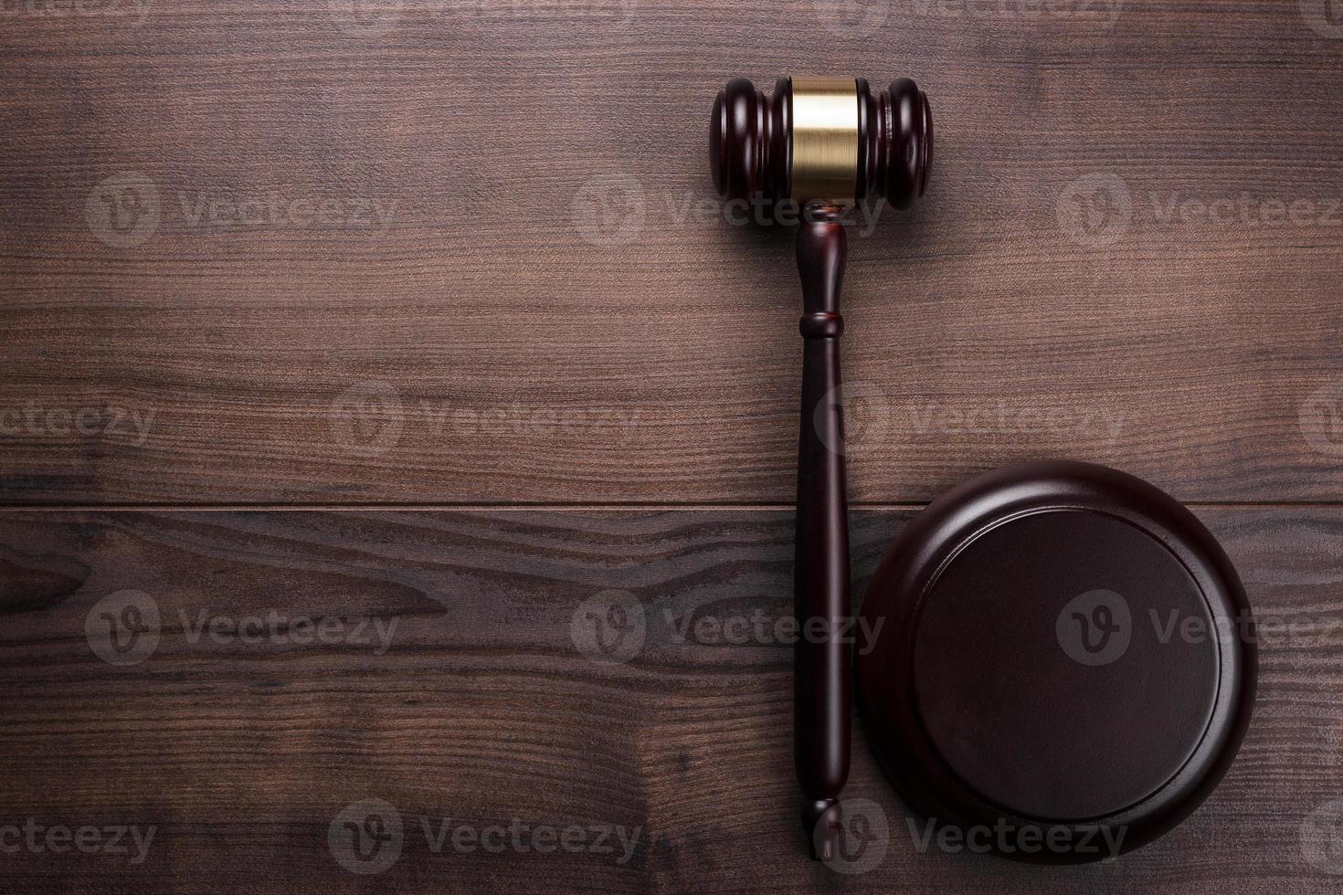 martelo de juiz no fundo de madeira marrom foto