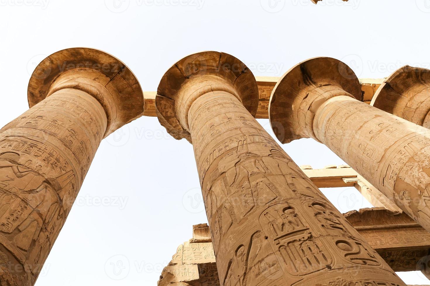 colunas no salão hipostilo do templo de karnak, luxor, egito foto