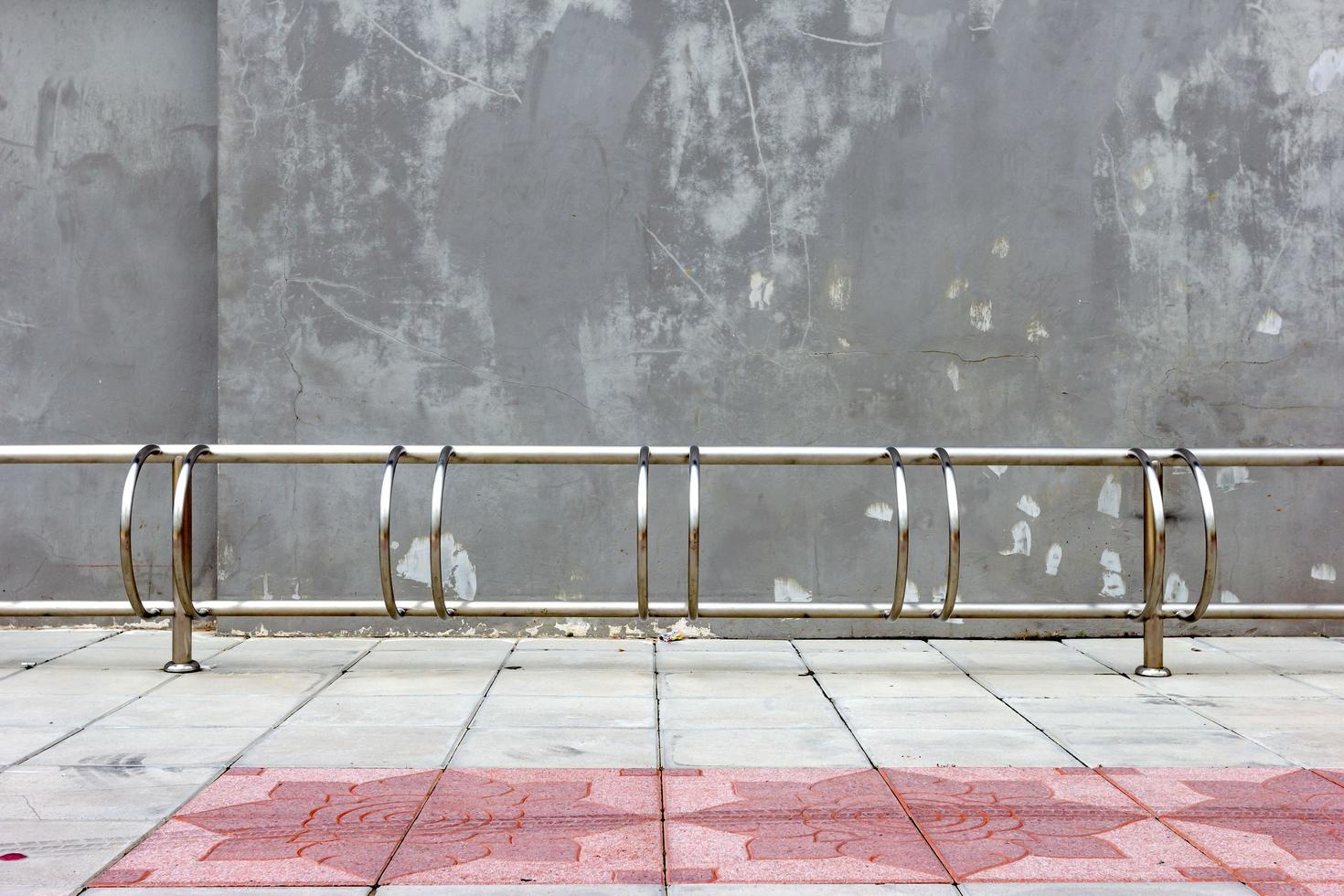 estacionamento está vazio para bicicleta com fundo de parede foto