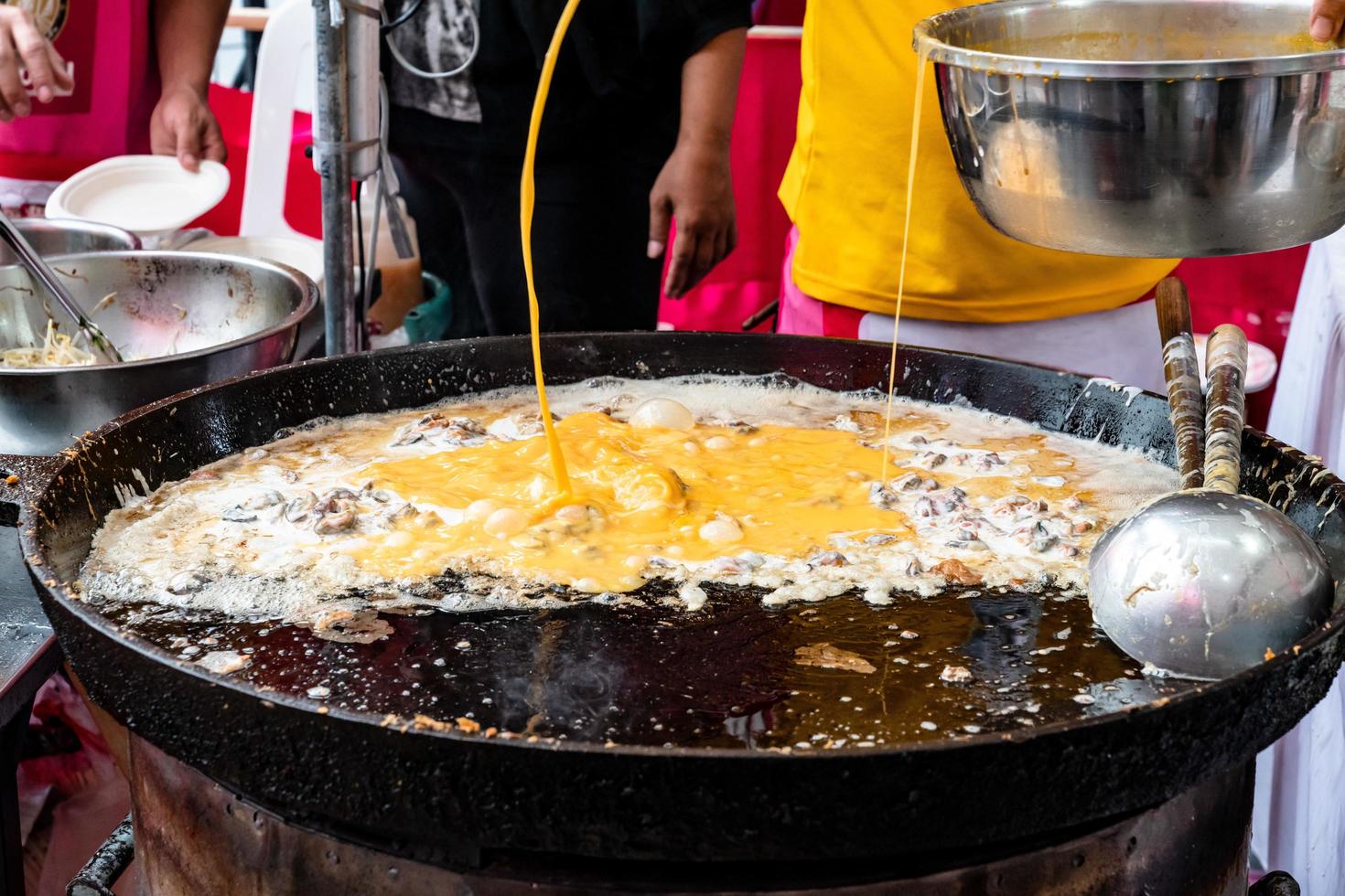 omelete de ostra tailandesa ou hoy tod no mercado de comida de rua foto