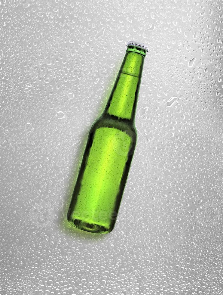 garrafa de cerveja com gotas de água no fundo de gotas de água. renderização 3D foto