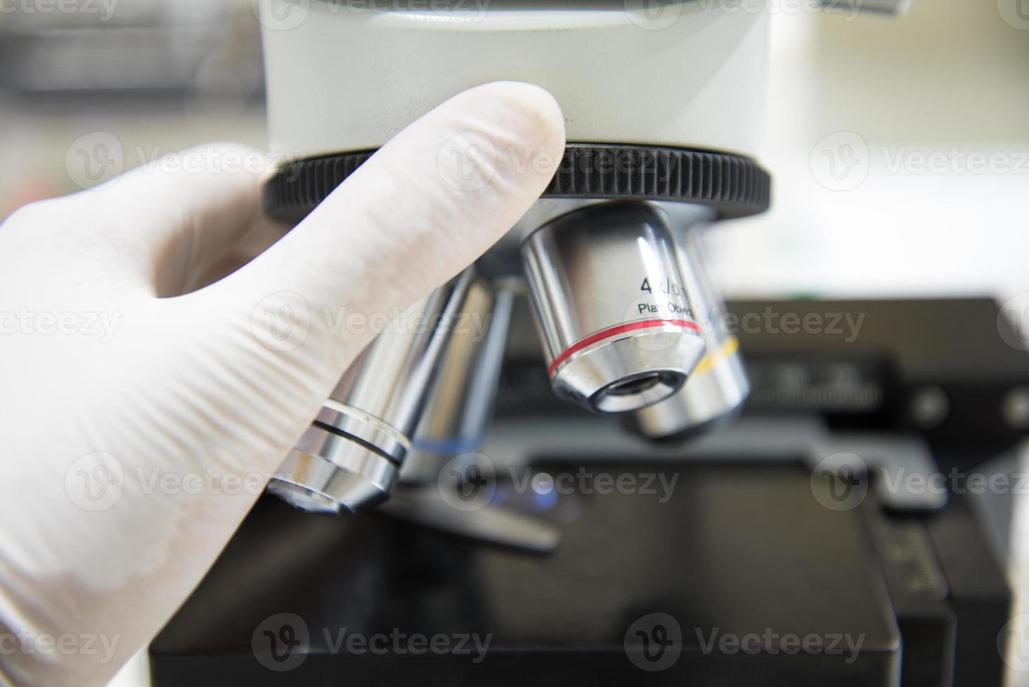 detalhes de laboratório médico, cientista mãos usando microscópio. foto