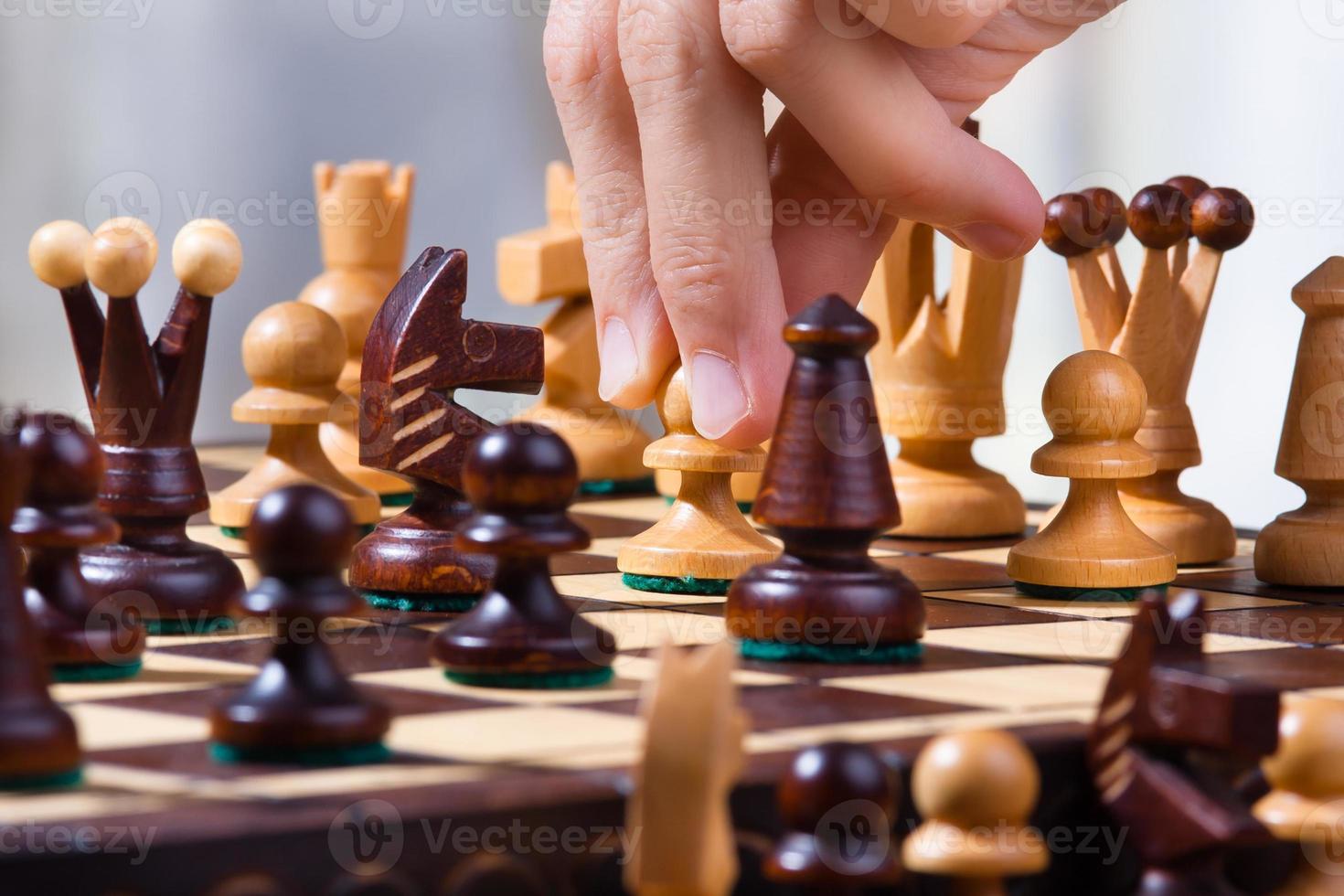 Homem derrotando rei peça de xadrez com peão - Stockphoto #26087832