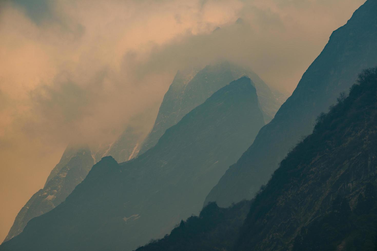a sombra do vale das montanhas do himalaia no nepal. foto