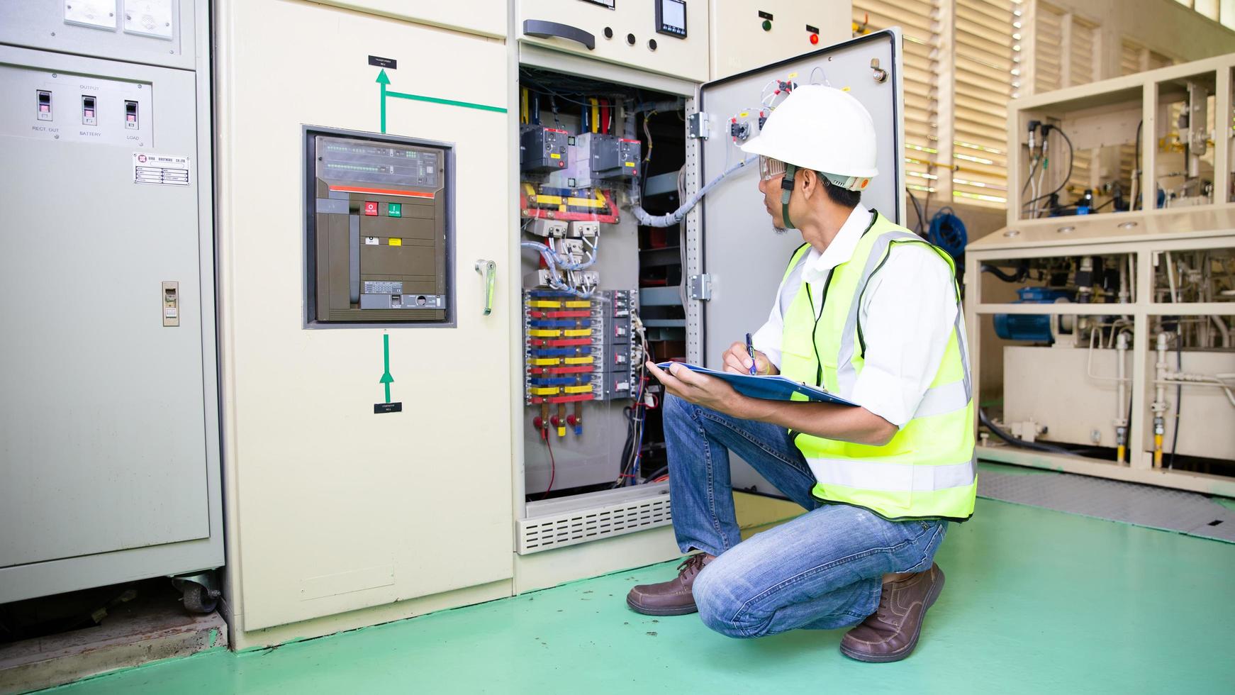 homem de engenharia elétrica foto