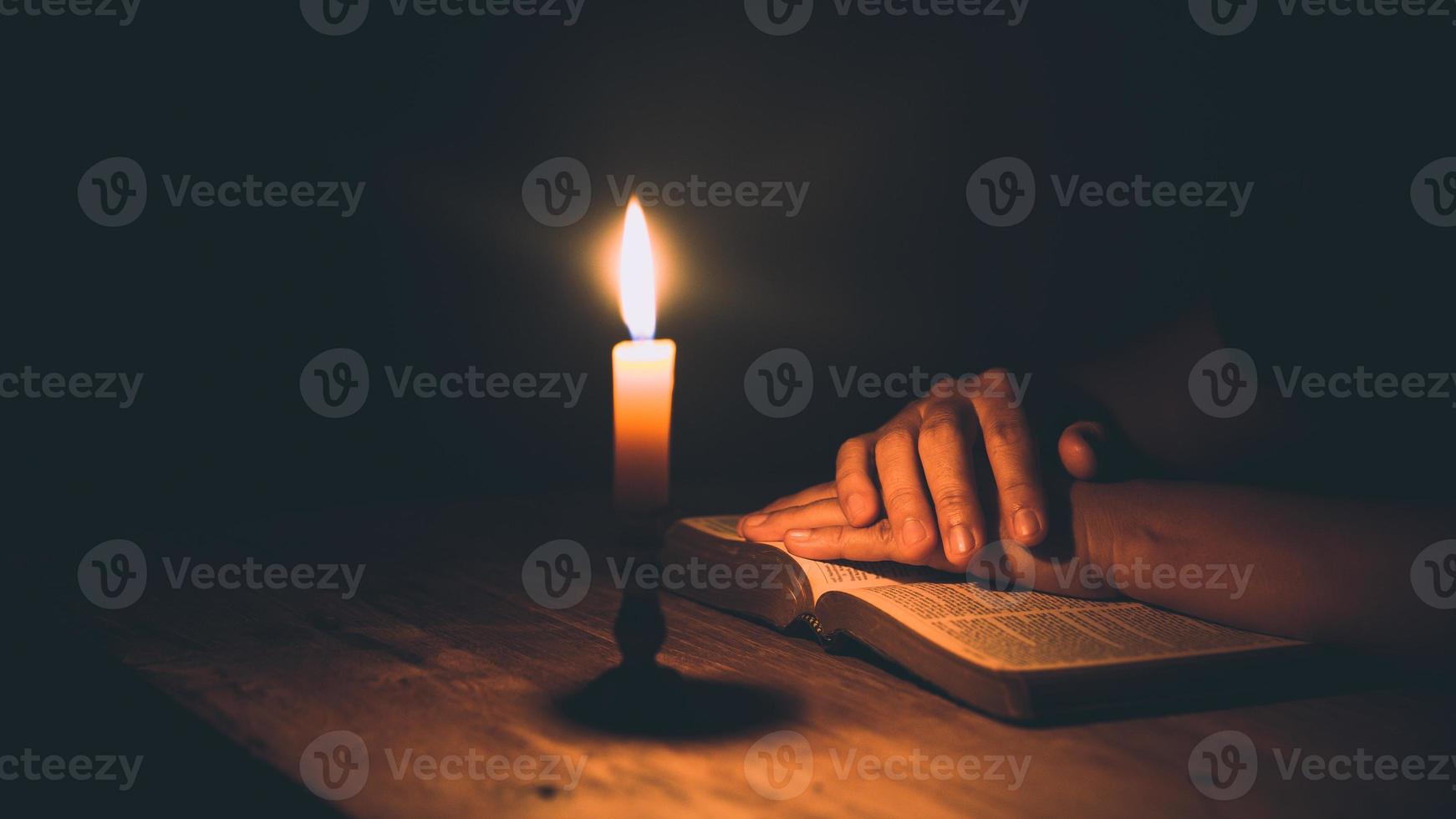 mãos de mulher rezando na bíblia sagrada foto