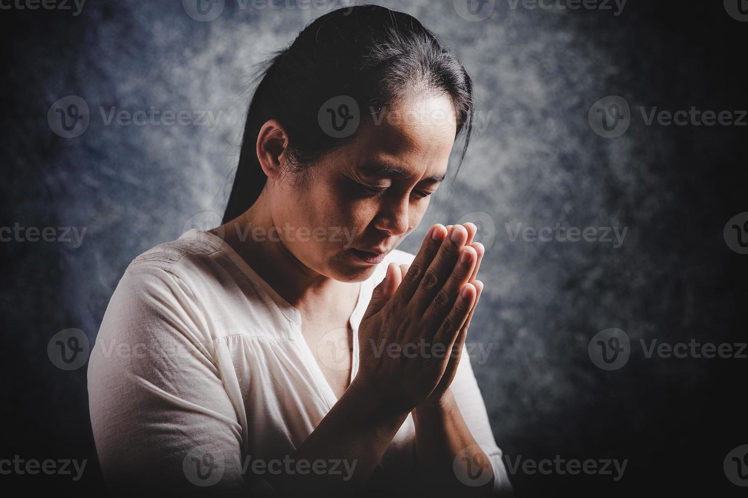 mulher orar por deus bênção para desejar ter uma vida melhor foto