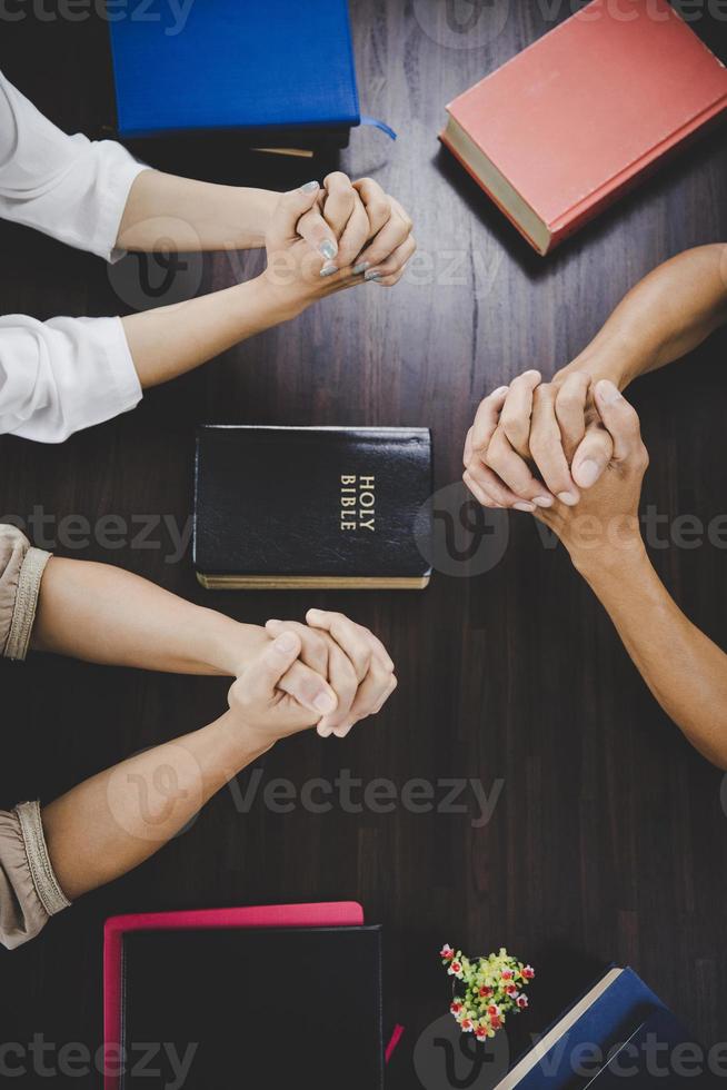 grupo de pessoas orando adoração acreditar foto