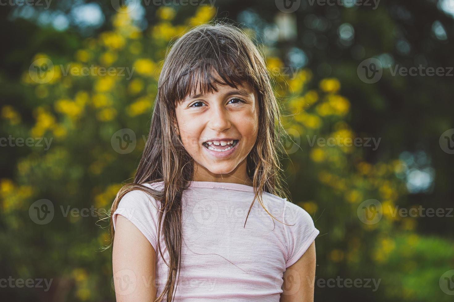 Retrato Ao Ar Livre De Uma Menina De 8 Anos Bonito. Uma Menina Sorrindo Para  A Câmera. Foto Royalty Free, Gravuras, Imagens e Banco de fotografias.  Image 174338419