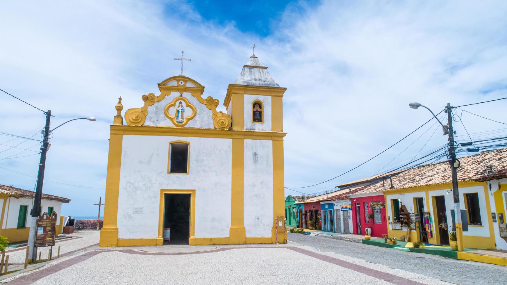 arraial d'ajuda - bahia - brasil - cerca de janeiro de 2021 vista aérea da igreja nossa senhora da ajuda, no centro histórico do município de arraial d'ajuda, no sul da bahia. foto