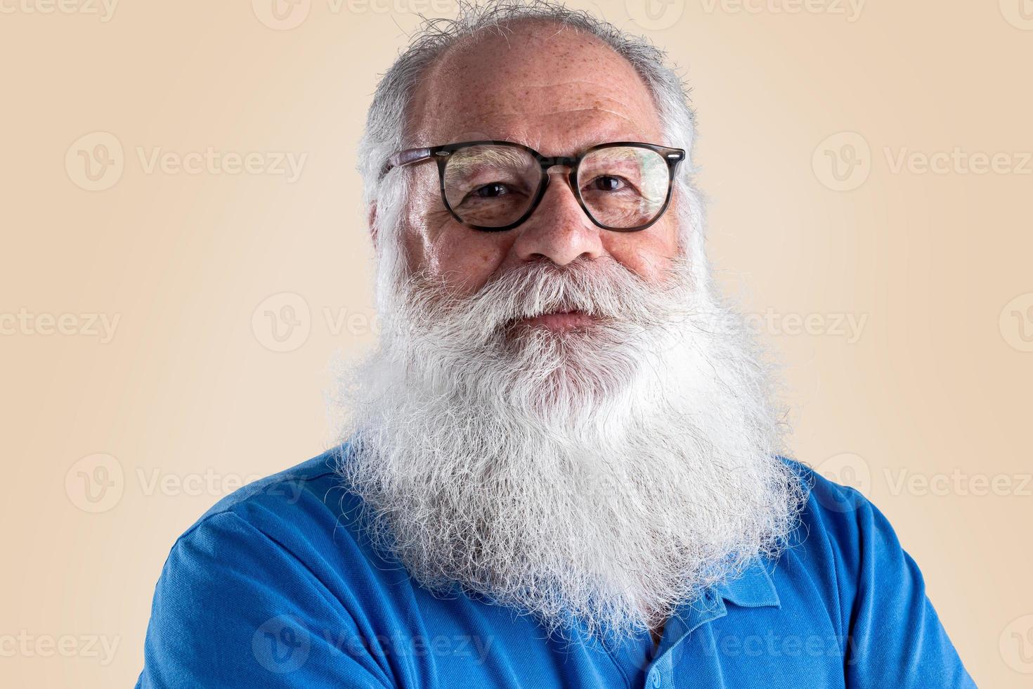 velho com uma longa barba em um fundo pastel. sênior com barba branca cheia. foto