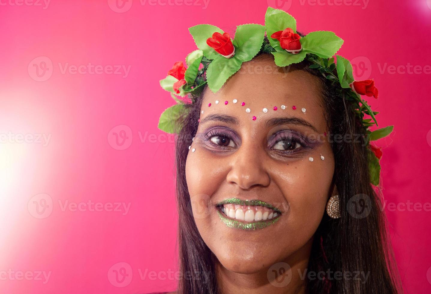 jovem feliz com máscara e confete na festa de carnaval. carnaval brasileiro foto
