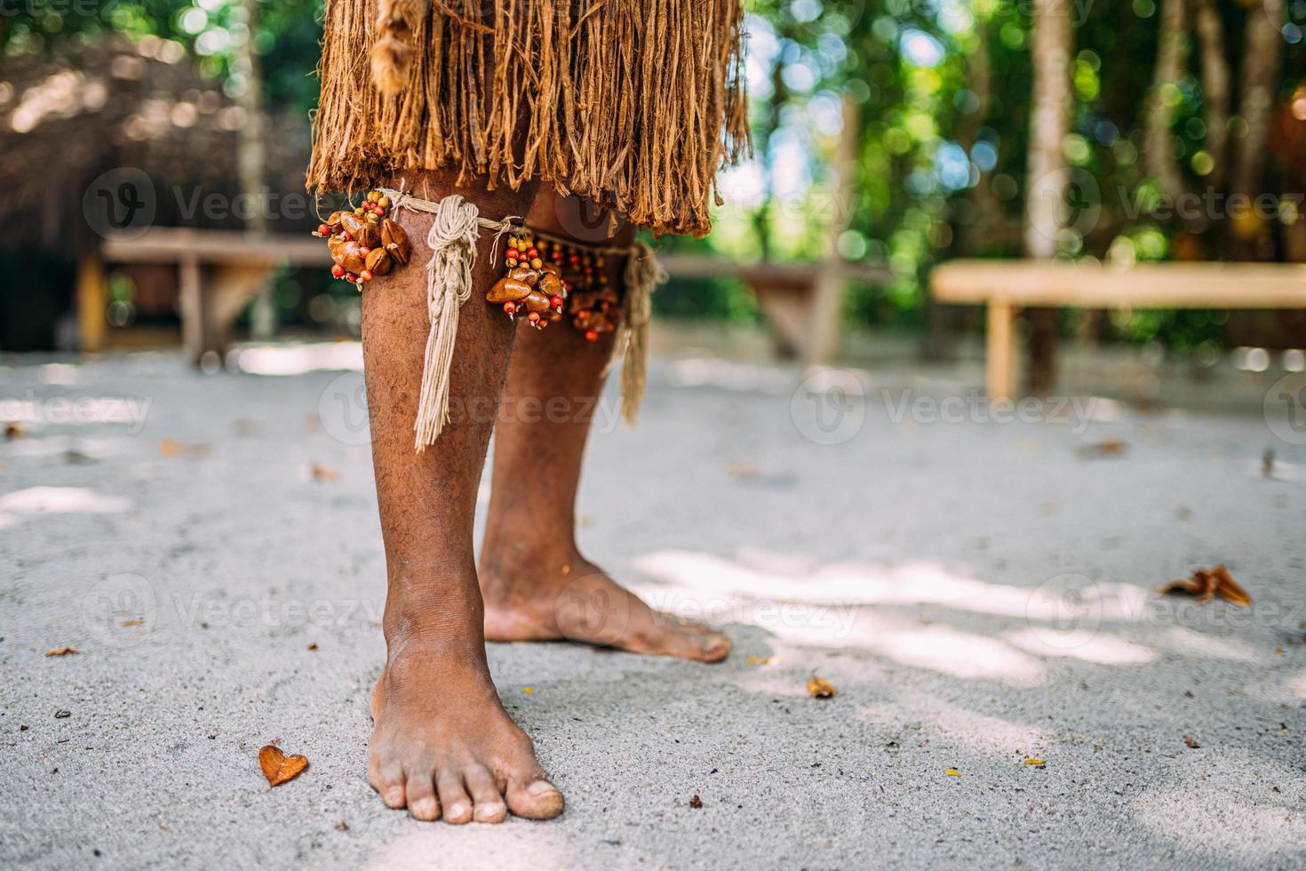 índio pataxo no sul da bahia. roupas tradicionais da tribo pataxo foto