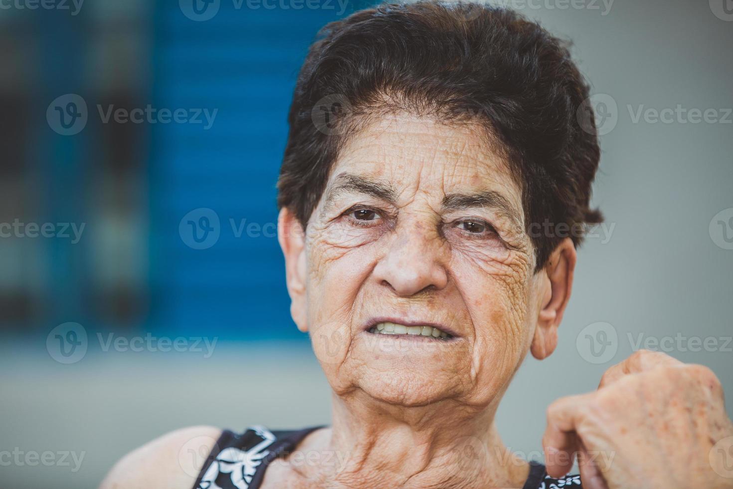 retrato de sorrir linda agricultora mais velha. mulher na fazenda em dia de verão. atividade de jardinagem. mulher idosa brasileira. foto