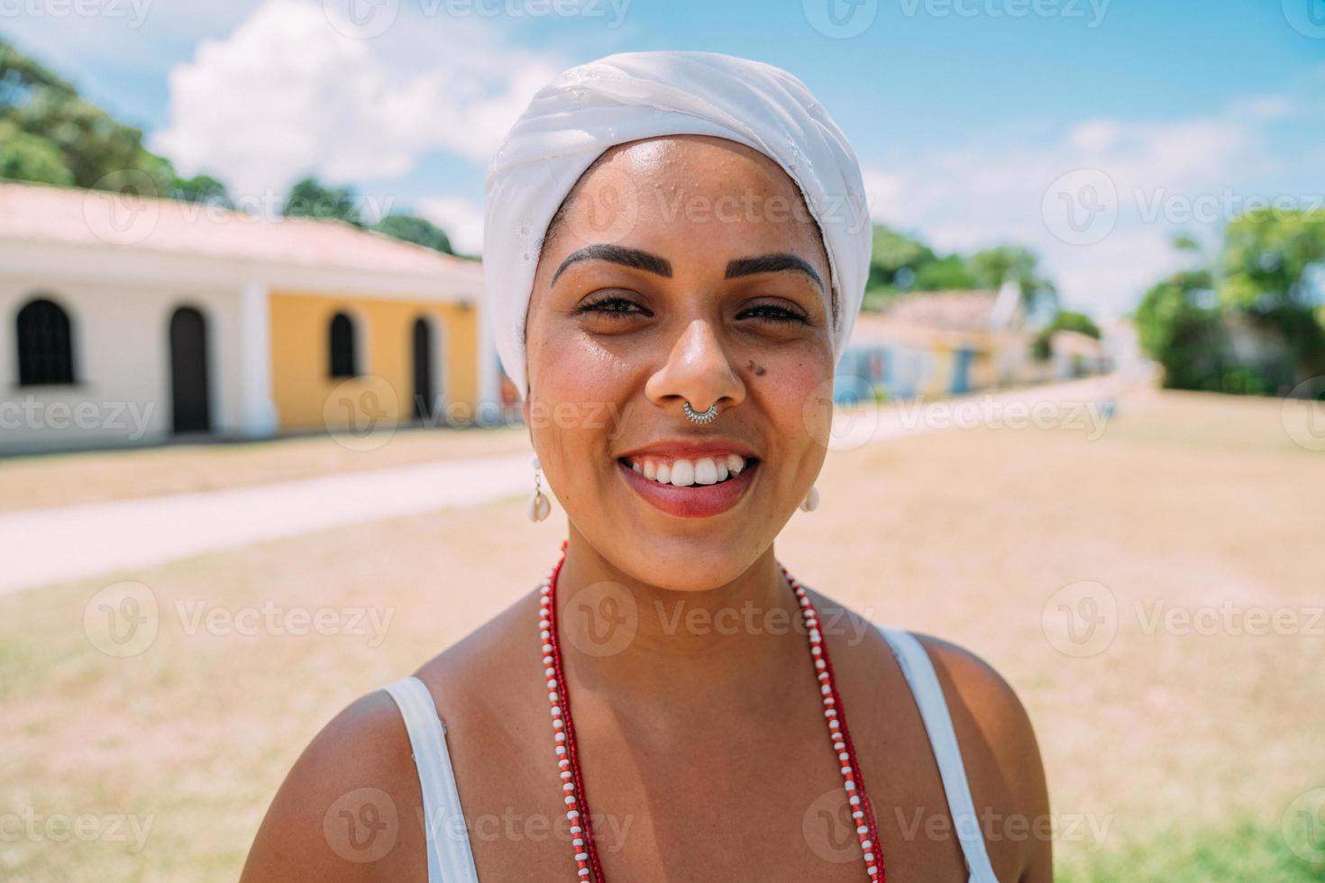 mulher brasileira feliz vestida com traje tradicional baiano dançando no centro histórico de porto seguro. foco no rosto foto