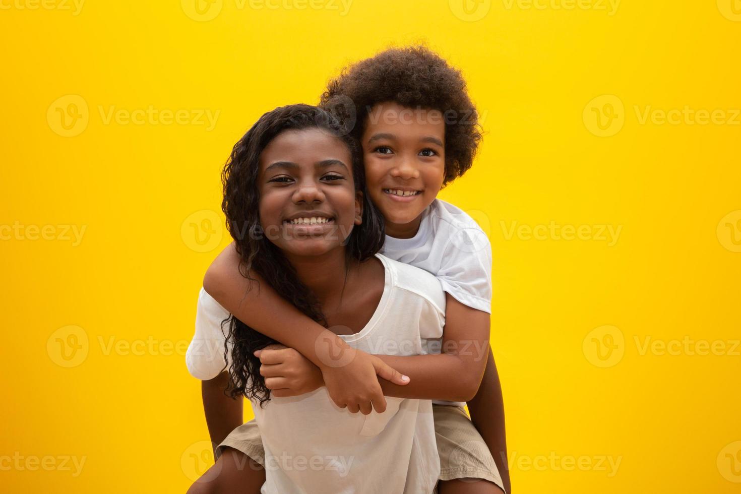 irmão e irmã africanos. ligação de irmãos. sorrindo crianças negras abraçando. foto