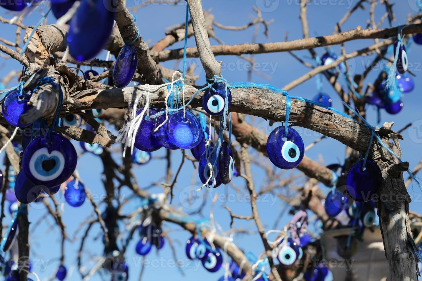 árvore de contas de mau-olhado no vale dos pombos, capadócia, nevsehir, turquia foto