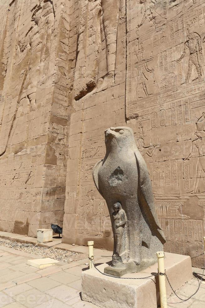 estátua de horus no templo de edfu, edfu, egito foto