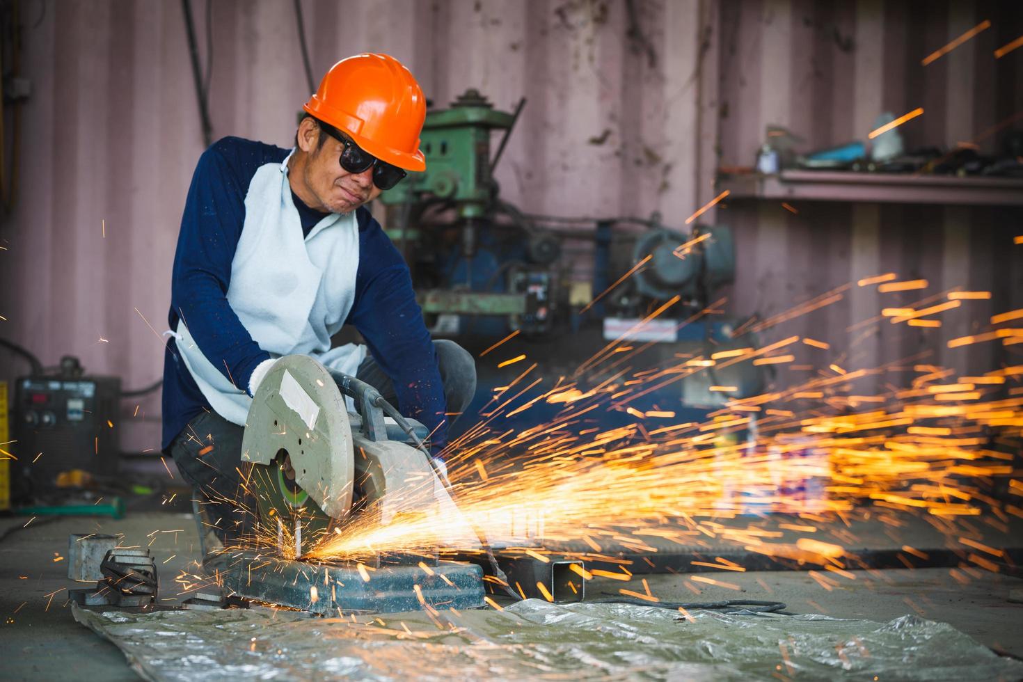 corte de um aço com salpicos de faíscas na oficina industrial. foto