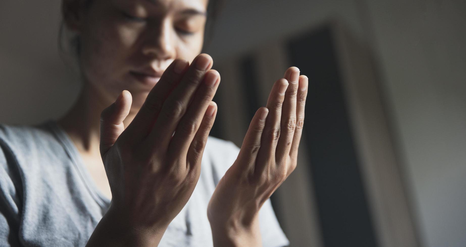 oração de crise da vida cristã a deus. mulher orar para que Deus abençoe a desejar ter uma vida melhor. mãos de mulher rezando a Deus. foto