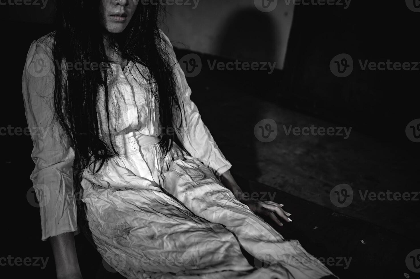 retrato de mulher asiática maquia fantasma, cena de terror assustadora para fundo, conceito de festival de halloween, cartaz de filmes de fantasmas foto