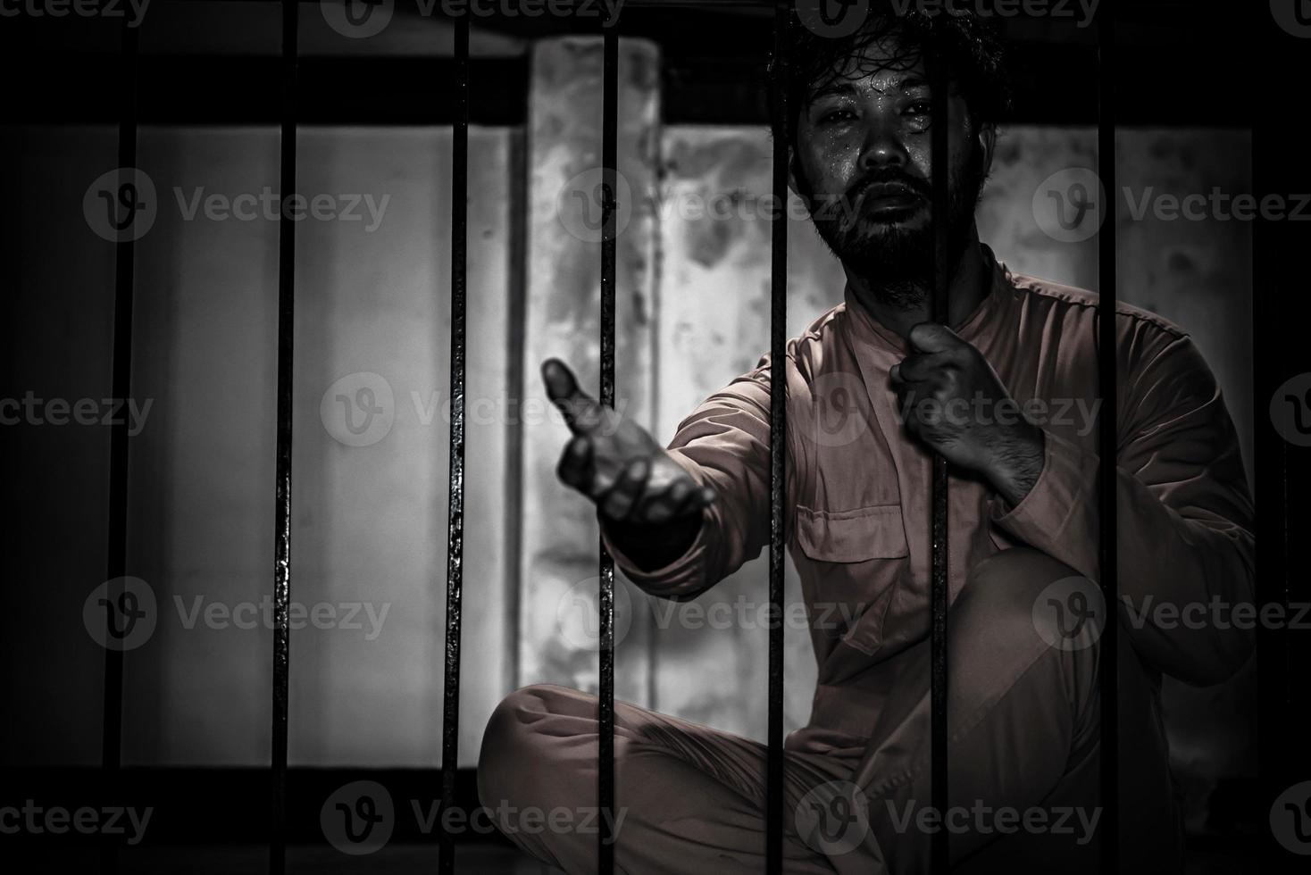 mãos de homens desesperados para pegar a prisão de ferro, conceito de prisioneiro, povo da tailândia, espero ser livre. foto