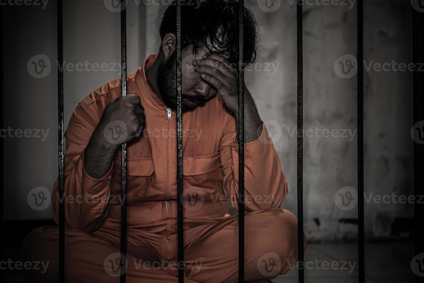 mãos de homens desesperados para pegar a prisão de ferro, conceito de prisioneiro, povo da tailândia, espero ser livre. foto